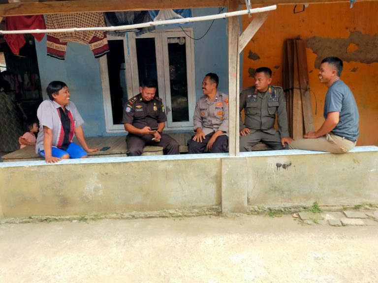 Sambangi Warga Kanit Binmas Polsek Kotabaru Polres Karawang Berikan Himbauan Kamtibmas