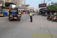 Unit Lantas Polsek Cikampek Polres Karawang Aiptu Tarjono Lancar Atur Lalin Sore Depan Plaza Cikampek 