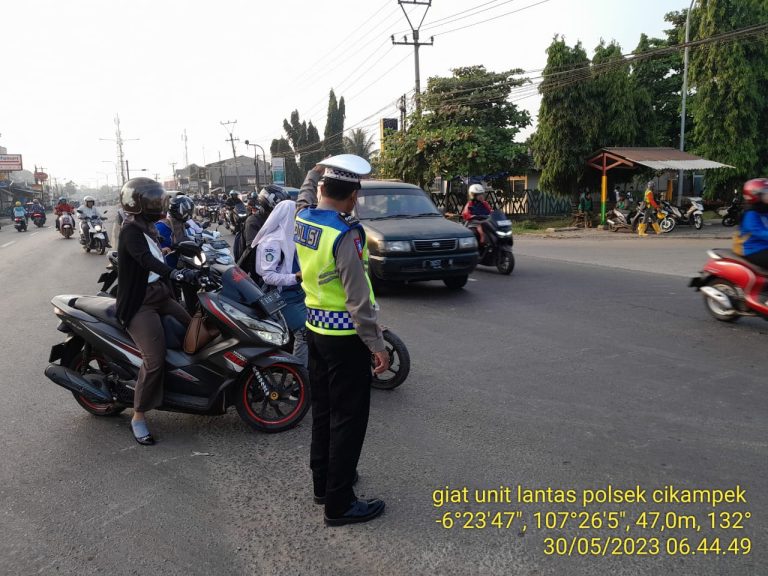 Pelayanan Gatur Pagi Depan Pupuk Kujang Oleh Personil Polsek Cikampek Polres Karawang 