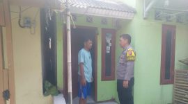 Aipda Edi Pasang Stiker Lapor Pak Kapolres Karawang di Mekarbaru Cikampek Kota 