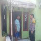 Aipda Edi Pasang Stiker Lapor Pak Kapolres Karawang di Mekarbaru Cikampek Kota 