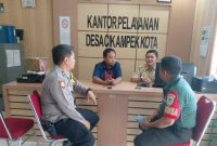 Ajak Kantibma  Bhabinkamtibmas Polsek Cikampek Polres Karawang Bersama Babinsa