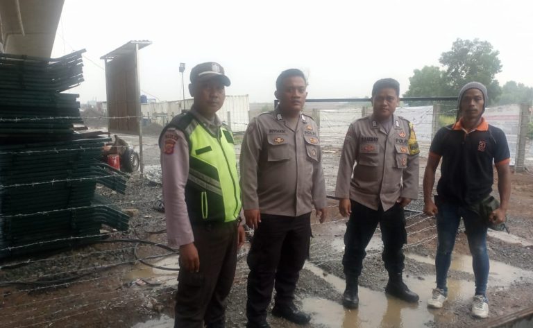 Polsek Telukjambe Barat Polres Karawang Berpatroli ke Stasiun KCJB DK 43