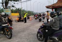 Kapolsek Klari Polres Karawang Berupaya Menugaskan Personil Untuk Melaksanakan Gatur Lalin Antisipasi Terjadinya Kemacetan