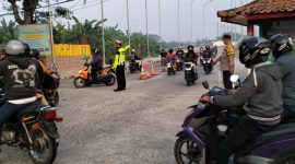 Kapolsek Klari Polres Karawang Berupaya Menugaskan Personil Untuk Melaksanakan Gatur Lalin Antisipasi Terjadinya Kemacetan