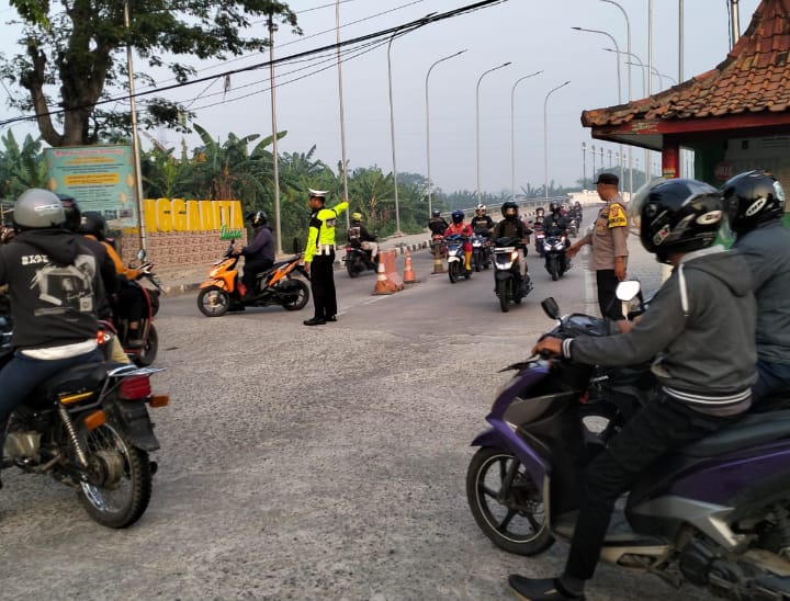 Kapolsek Klari Polres Karawang Berupaya Menugaskan Personil Untuk Melaksanakan Gatur Lalin Antisipasi Terjadinya Kemacetan