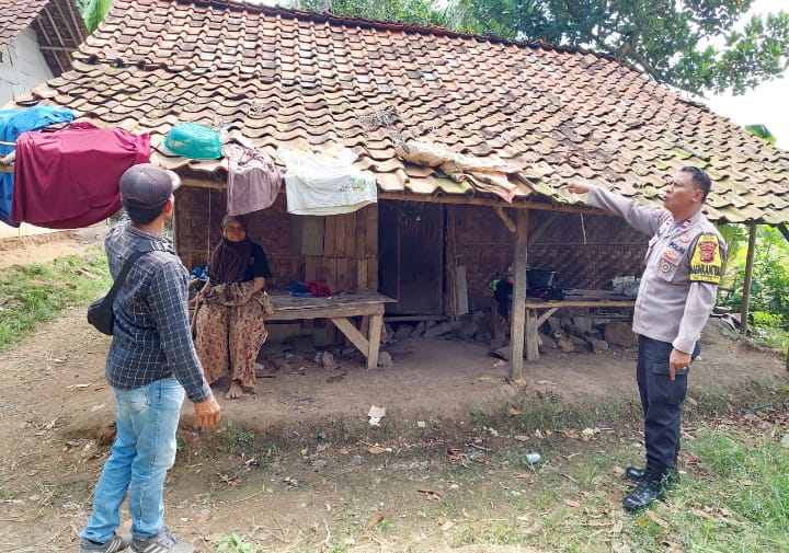 Kini Giliran Ibu Karmis Didatangi Polisi Caket Desa Karang Anyar Polsek Klari