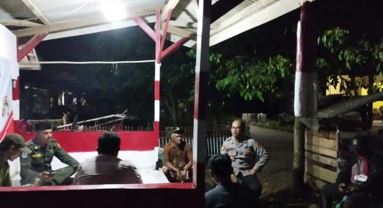 Bhabinkamtibmas Polsek Pakisjaya Polres Karawang Keliling Cek Poskamling Desa 