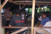 Bhabinkamtibmas Polsek Batujaya Polres Karawang Hadir di Poskamling Desa Kutaampel
