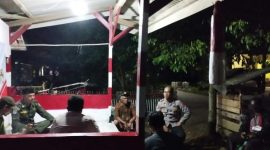 Bhabinkamtibmas Polsek Pakisjaya Polres Karawang Berbaur Bersama Warga di Pos Ronda 