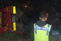 Truk Pembawa Pasir Terguling Polsek Banjarwangi Polres Garut Cek TKP