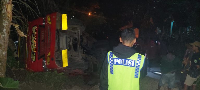 Truk Pembawa Pasir Terguling Polsek Banjarwangi Polres Garut Cek TKP