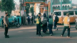 Polsek Bayongbong Polres Garut lakukan giat pengaturan rawan pagi yang dilaksanakan di depan SMPN 1 Cibatu. Rabu (31/5/2023).