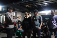 Anggota Polsek Tempuran Polres Karawang Bripka Ilham Sambangi Anak Muda Yang Nongkrong di Jalanan