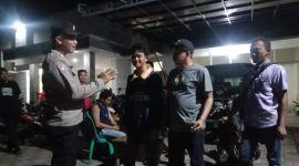 Anggota Polsek Tempuran Polres Karawang Bripka Ilham Sambangi Anak Muda Yang Nongkrong di Jalanan