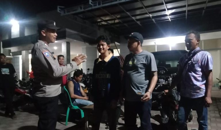 Anggota Polsek Tempuran Polres Karawang Bripka Ilham Sambangi Anak Muda Yang Nongkrong di Jalanan