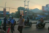 Gatur Lalin Pagi Hari  Personil Polsek Klari Polres Karawang Bantu Menyebrangkan Anak Sekolah