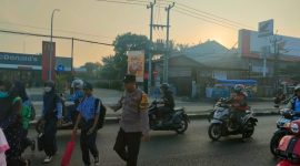 Gatur Lalin Pagi Hari  Personil Polsek Klari Polres Karawang Bantu Menyebrangkan Anak Sekolah
