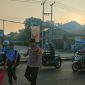 Gatur Lalin Pagi Hari  Personil Polsek Klari Polres Karawang Bantu Menyebrangkan Anak Sekolah