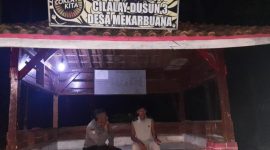 Warga Curhat Santai ke Bhabinkamtibmas Polsek Tegalwaru Polres Karawang di Poskamling