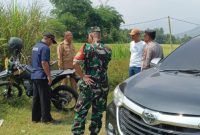 Kapolsek Tegalwaru Polres Karawang dan Danramil 0410 Pangkalan Ikut Monitoring Rencana Pembangunan Jembatan
