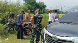 Kapolsek Tegalwaru Polres Karawang dan Danramil 0410 Pangkalan Ikut Monitoring Rencana Pembangunan Jembatan
