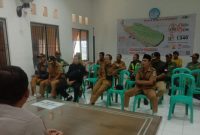 Beri Pesan Jaga Kamtibmas Bhabinkamtibmas Polsek Tegalwaru Polres Karawang Ikut Rapat Mingguan Desa