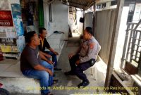 BhabinKamtibmas Polsek Rengasdengklok Polres Karawang Sambangi Kantor Desa Binaan Dalam Bentuk Sinergitas
