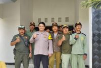 Bhabinkamtibmas Polsek Batujaya Polres Garut Sambangi Linmas di Desa Binaannya