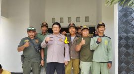 Bhabinkamtibmas Polsek Batujaya Polres Garut Sambangi Linmas di Desa Binaannya