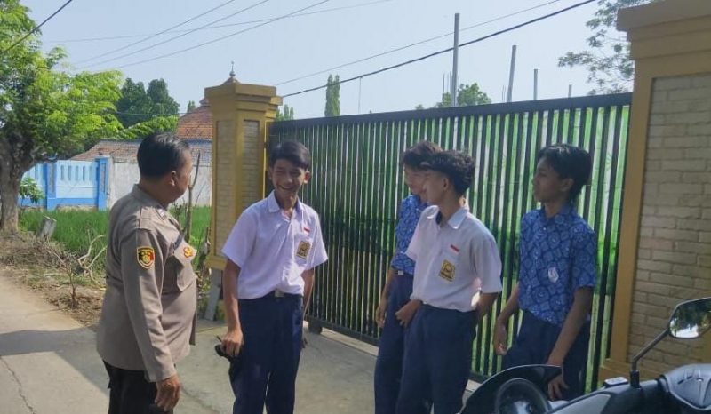 Personil Polsek Tirtajaya Polres Karawang Berikan Arahan dan Pembinaan Kepada Siswa SMP Negeri 3 Tirtajaya 