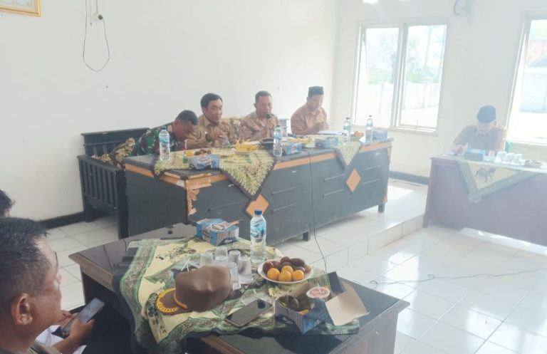 Kapolsek Batujaya Polres Karawang dan Muspika Ikuti Rapat Minggon Kecamatan