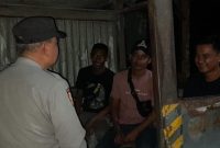 Bhabinkamtibmas Polsek Pangkalan Polres Karawang Ngawangkong di Desa Binaannya