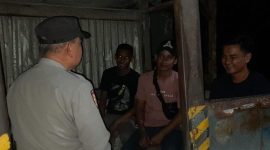 Bhabinkamtibmas Polsek Pangkalan Polres Karawang Ngawangkong di Desa Binaannya