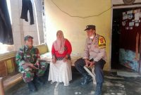 Bhabinkamtibmas Polsek Telagasari Polres Karawang Bersama dengan Babinsa Menyambangi Warga Desa