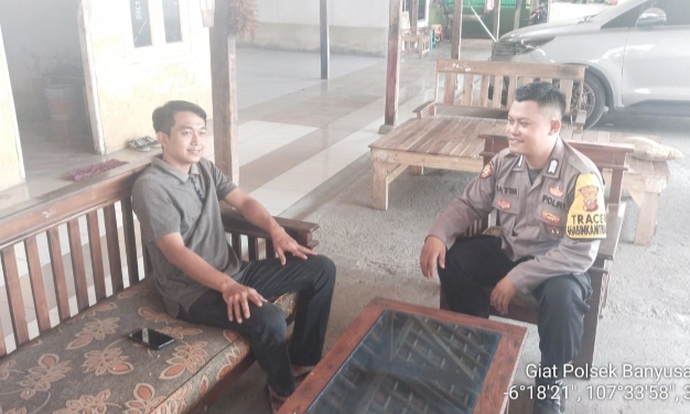Selalu Aktif Jaga Silaturahmi Bhabinkamtibmas Polsek Banyusari Polres Karawang Giat Sambang