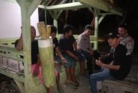 Bhabinkamtibmas Polsek Jatisari Polres Karawang Ngawangkong Bersama Masyarakat Desa Jatisari 