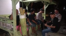 Bhabinkamtibmas Polsek Jatisari Polres Karawang Ngawangkong Bersama Masyarakat Desa Jatisari 