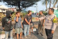 Personil Polsek Klari Polres Karawang Melaksanakan Pendampingan Operasi Anak Jalanan Yang Digelar Oleh Sat Pol PP Kecamatan Klari