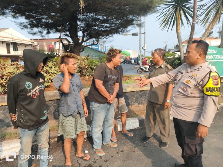 Personil Polsek Klari Polres Karawang Melaksanakan Pendampingan Operasi Anak Jalanan Yang Digelar Oleh Sat Pol PP Kecamatan Klari