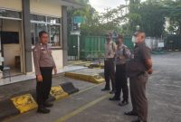 Brigadir Hendra Bhabinkamtibmas Polsek Klari Polres Karawang Sambangi Security PT. Alumindo Berikan Binluh Dan Pesan Kamtibmas