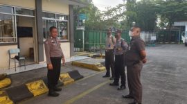 Brigadir Hendra Bhabinkamtibmas Polsek Klari Polres Karawang Sambangi Security PT. Alumindo Berikan Binluh Dan Pesan Kamtibmas