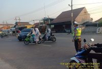 Pelayanan Anak Sekolah Polsek Cikampek Polres Karawang Gatur Rawan Pagi di Depan Pupuk Kujang 