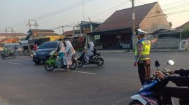 Pelayanan Anak Sekolah Polsek Cikampek Polres Karawang Gatur Rawan Pagi di Depan Pupuk Kujang 