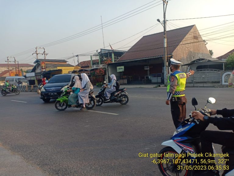 Pelayanan Anak Sekolah Polsek Cikampek Polres Karawang Gatur Rawan Pagi di Depan Pupuk Kujang 