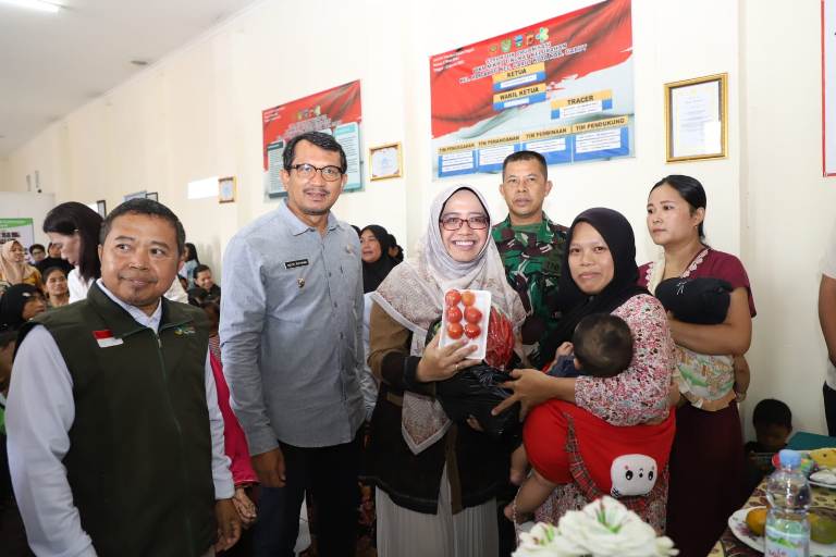 Ditjen Hortikultura RI Bagikan 250 Paket Sayuran dan Tanaman Obat di Kelurahan Margawati dan Sukanegla Garut kota