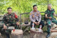 Kapolsek Tegalwaru Polres Karawang Bareng Danramil 0410 Pangkalan Ngobrol Selepas Pendampingan Pemda
