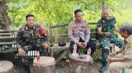 Kapolsek Tegalwaru Polres Karawang Bareng Danramil 0410 Pangkalan Ngobrol Selepas Pendampingan Pemda