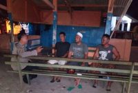 Polisi Tirtajaya Polres Karawang Sambangi Masyarakat Yang Sedang Melaksanakan Ronda Malam 