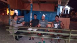 Polisi Tirtajaya Polres Karawang Sambangi Masyarakat Yang Sedang Melaksanakan Ronda Malam 